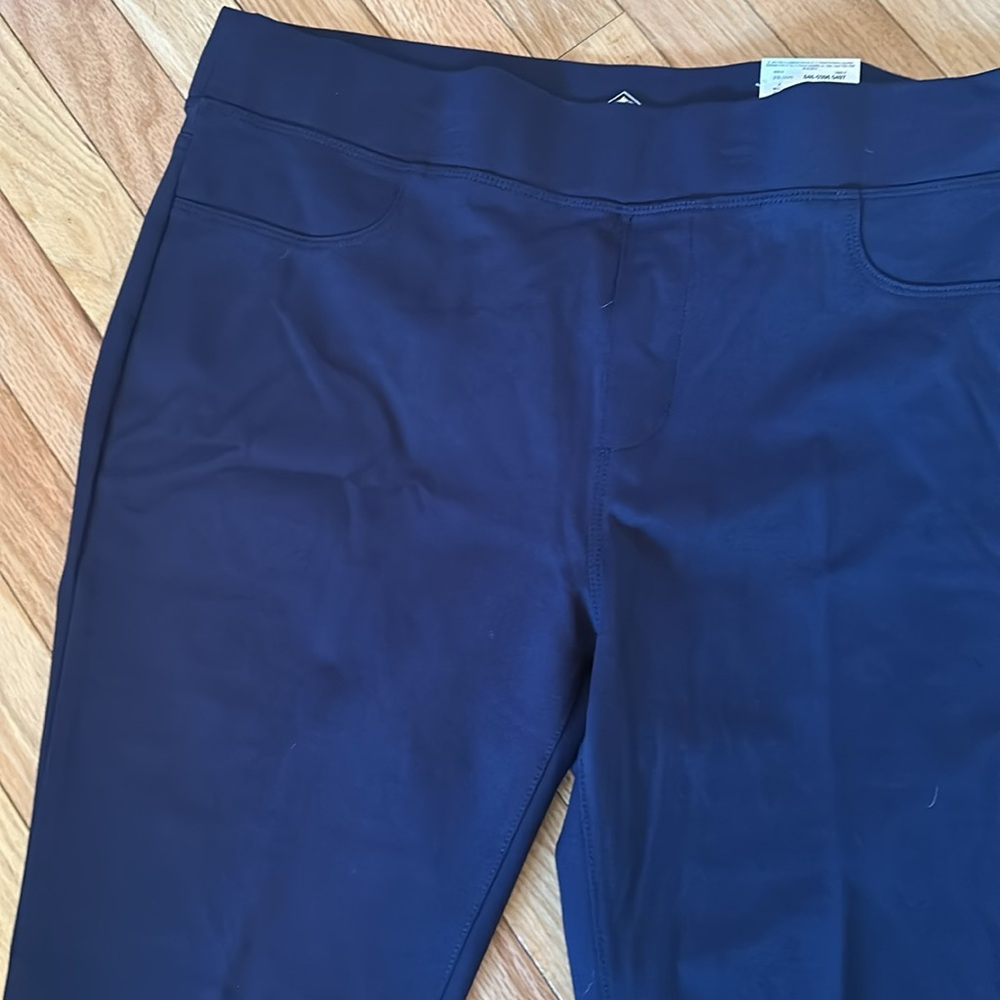 It’s John’s Bay mid rise, comfort stretch l jegging. Fitted thru hip & thigh - Picture 2 of 6
